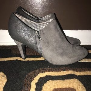 ⚪️Two Toned Heels